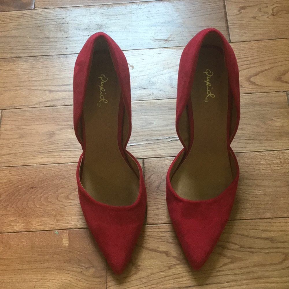 Red pumps